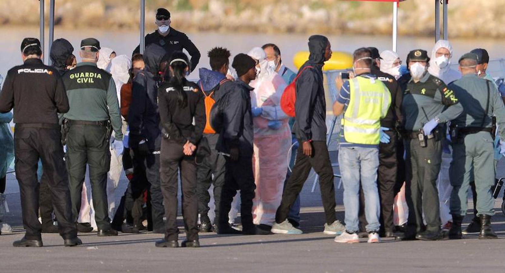 Los primeros inmigrantes en llegar a Valencia han sido ya atendidos en tierra en varias carpas por los servicios de la Cruz Roja. 