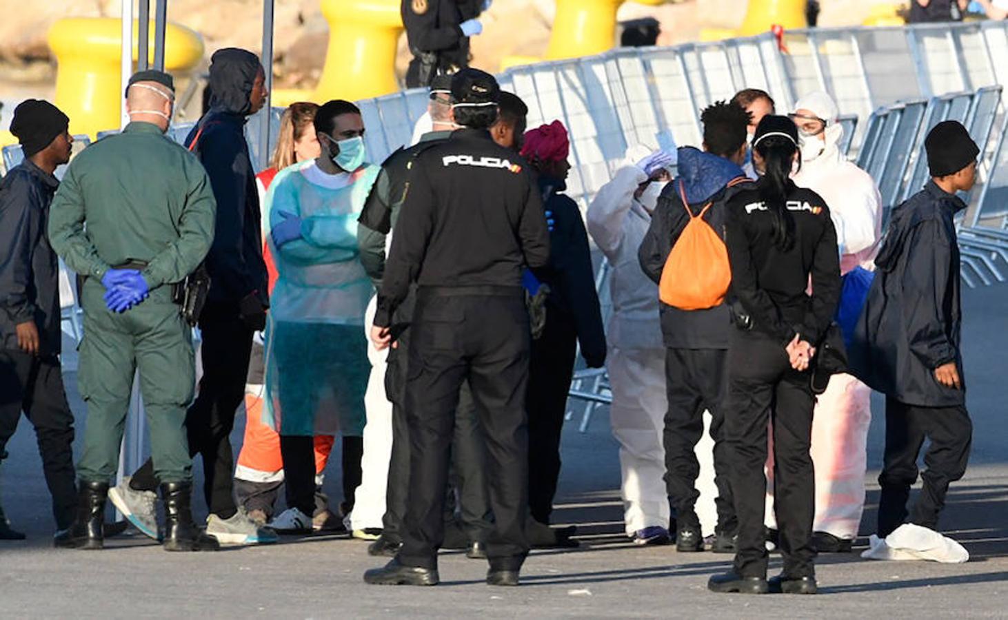 Los primeros inmigrantes en llegar a Valencia han sido ya atendidos en tierra en varias carpas por los servicios de la Cruz Roja. 