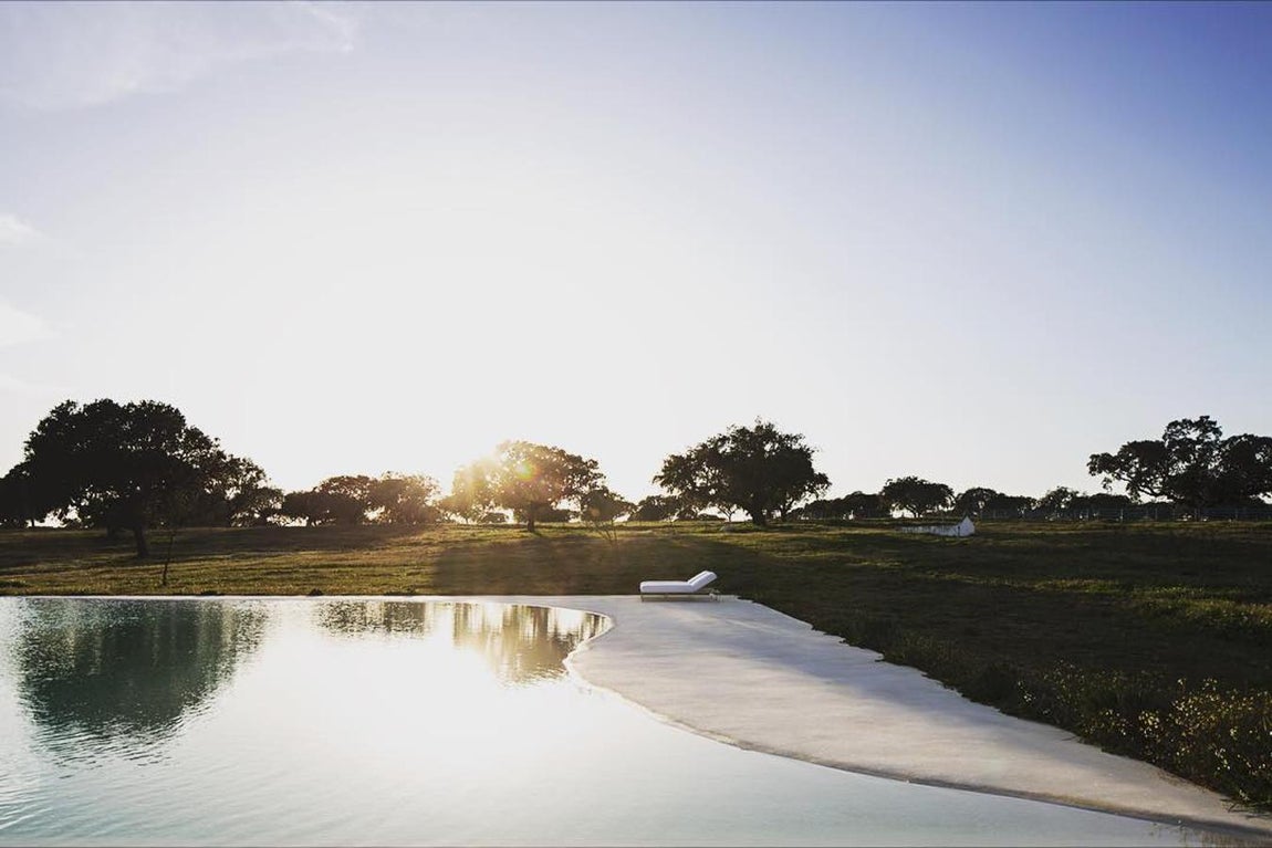 Casa no tempo, Lisboa. Las instalaciones contemporáneas llevan al huésped a una experiencia inspirada en tiempos remotos. El diseño es impecable y su piscina está incrustada en la naturaleza y trazada en su mismo lenguaje. La paz y la intemporalidad toman esta finca para que la desconexión de los clientes sea plena