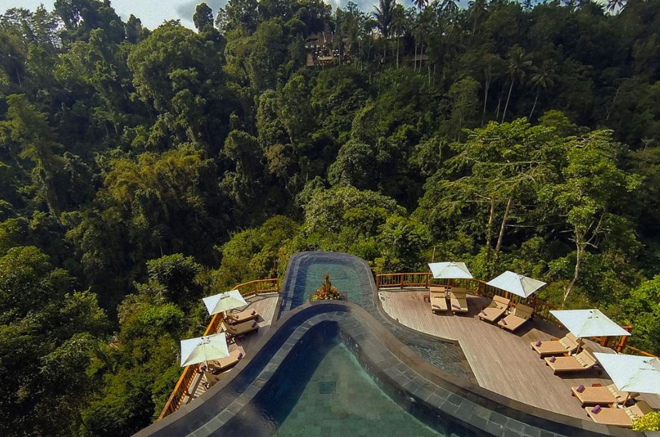 Hanging Gardens, Bali. Su piscina es una auténtica joya arquitectónica. Está hecha en piedra, tiene dos estratos y la sensación espacial que que aporta a quien la disfruta es única