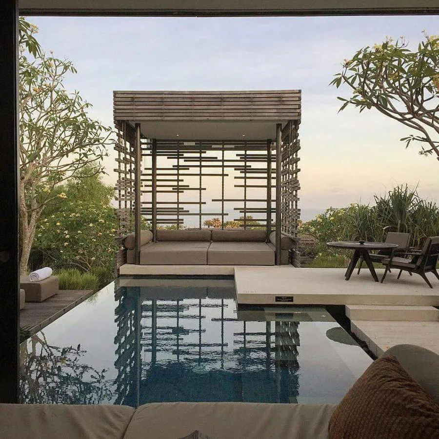 Alila Villas Uluwatu, Bali. Desde el borde de esta piscina infinita caen espectaculares vistas porque está situada en un desnivel de 50 metros. La panorámica es espectacular, océano infinito de Bali se alarga en el horizonte