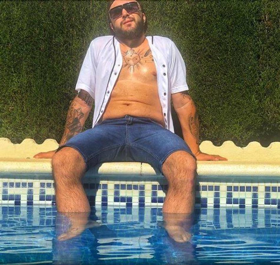 Kiko Rivera demuestra su truco para huir del sofocante calor sevillano: ponerse a remojo en la piscina. 