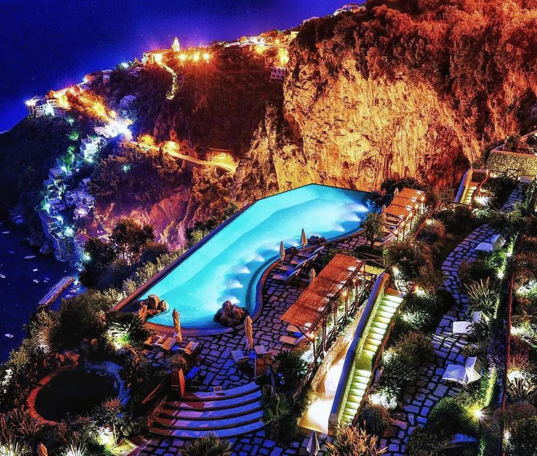 Monestero Santa Rosa, Amalfi. La localidad napolitana de Amalfi, en la que se enclava esta espectacular piscina, es una de las más bellas del mundo. Las vistas del Hotel-Monestero de Santa Rosa, de cinco estrellas, apuntan a Ravello y Potisano y en su jardín escalonado el complejo surte de todos los lujos a los afortunados turistas