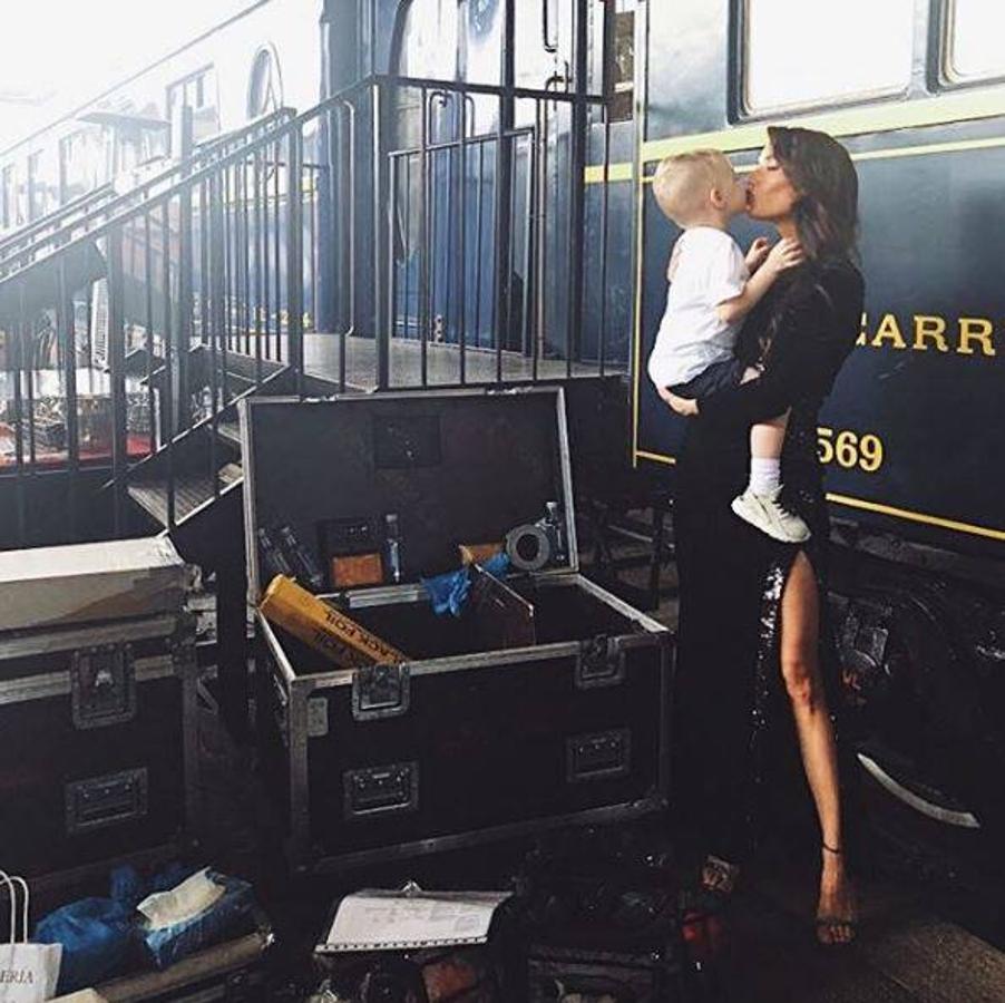 Pilar Rubio tiene su agenda de trabajo repleta, pero entre rodaje y rodaje recibe los mimos de su hijo Marco. 