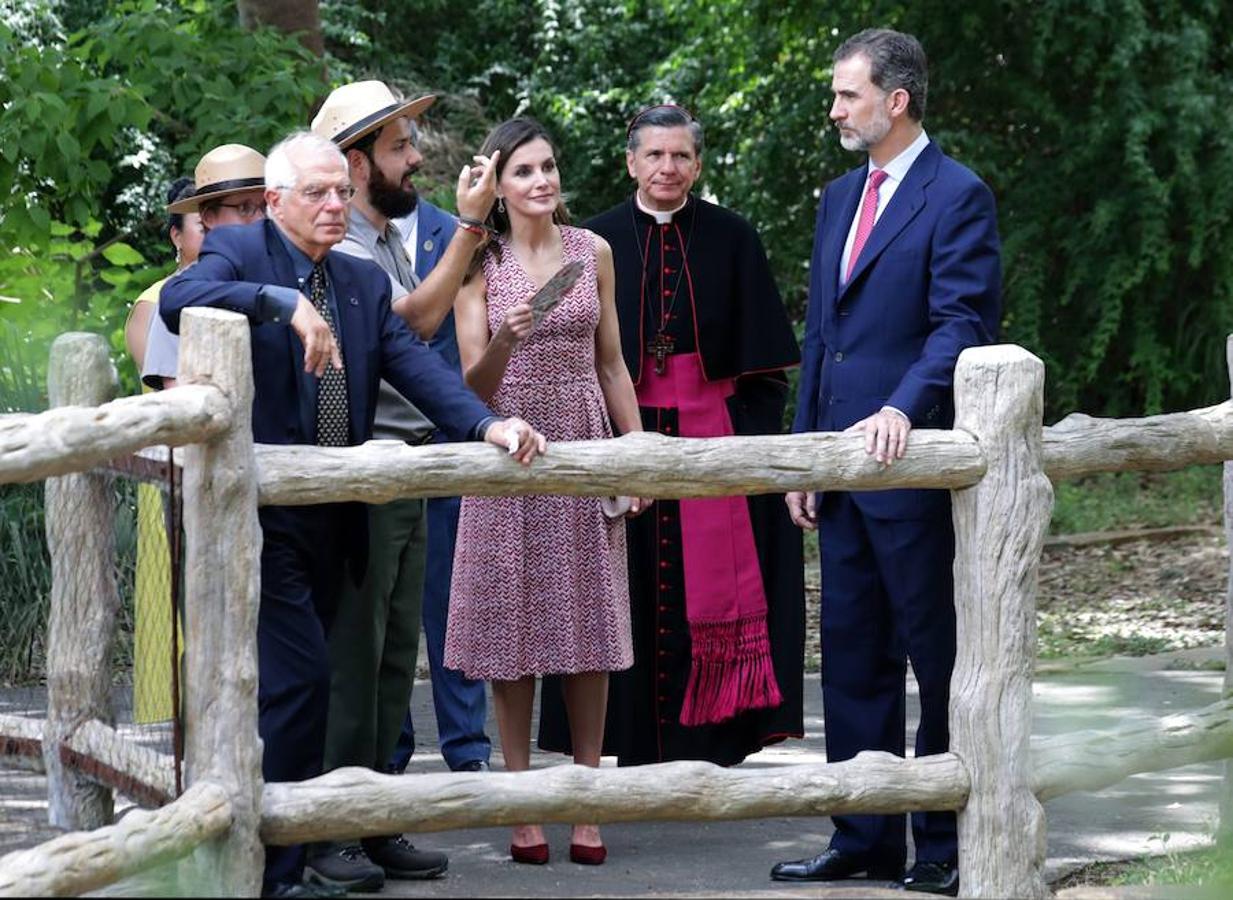 Don Felipe y Doña Letizia, durante su visita a la Misión de San José. 