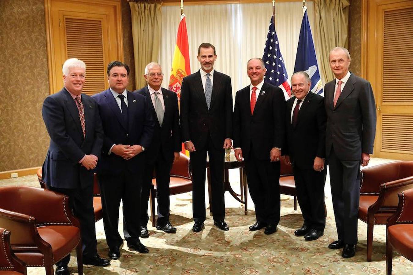 El Rey Felipe, junto al ministro español de Asuntos Exteriores, Josep Borrell y el gobernador de Luisiana, el demócrata John Bel Edwards. 