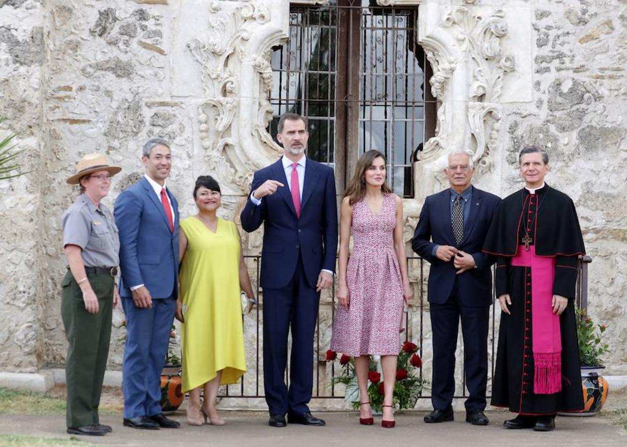 Los Reyes, con el alcalde de la ciudad tejana de San Antonio, Ron Nirenberg , el ministro de Auntos Exteriores Josep Borrell y el arzobispo de San Antonio, Gustavo García-Síller, durante la visita realizada a la Misión de San José. 