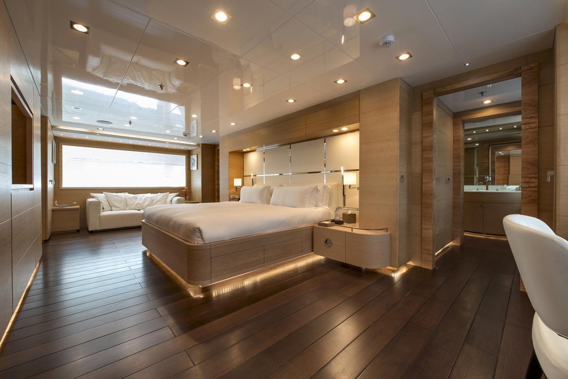 Resilience. Está diseñado para que disfruten sus instalaciones hasta 12 pasajeros, dos en cada uno de sus camarotes. Tiene un dormitorio VIP en la cubierta supuerior, un dormitorio principal en la cubierta principal y cuatro camarotes dobles en la cubierta inferior