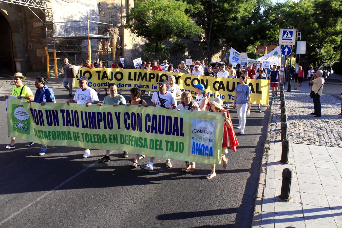 Los toledanos salen a la calle para exigir un Tajo limpio, en imágenes