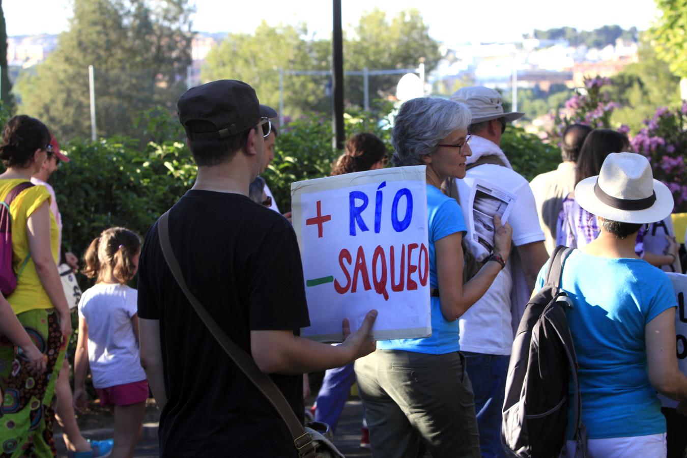 Los toledanos salen a la calle para exigir un Tajo limpio, en imágenes