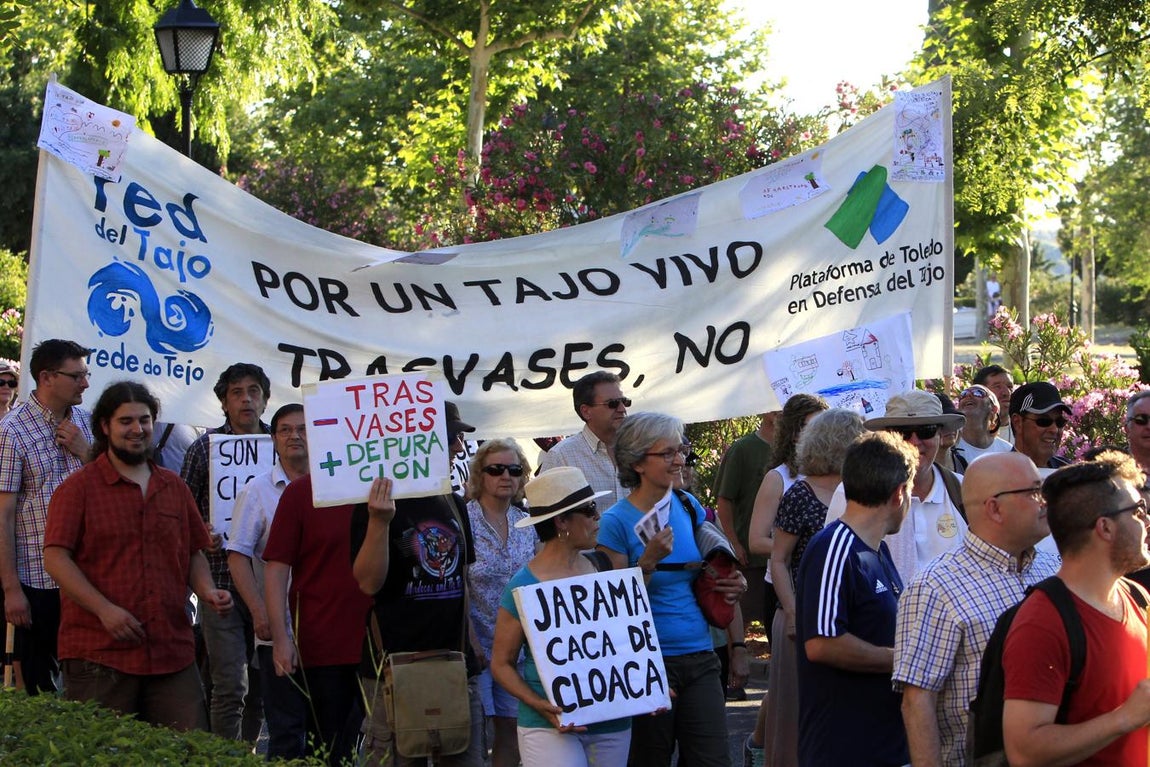 Los toledanos salen a la calle para exigir un Tajo limpio, en imágenes