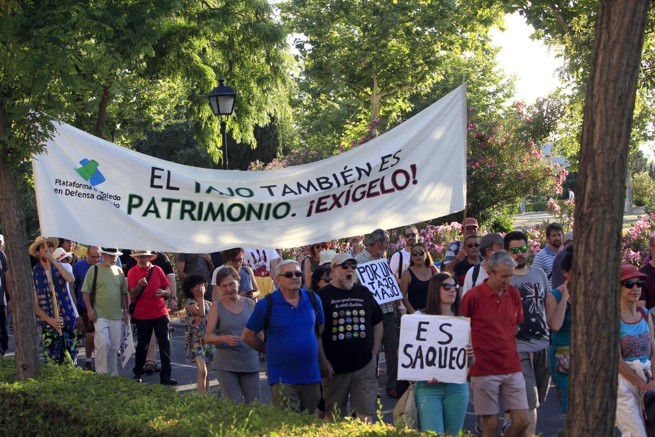 Los toledanos salen a la calle para exigir un Tajo limpio, en imágenes