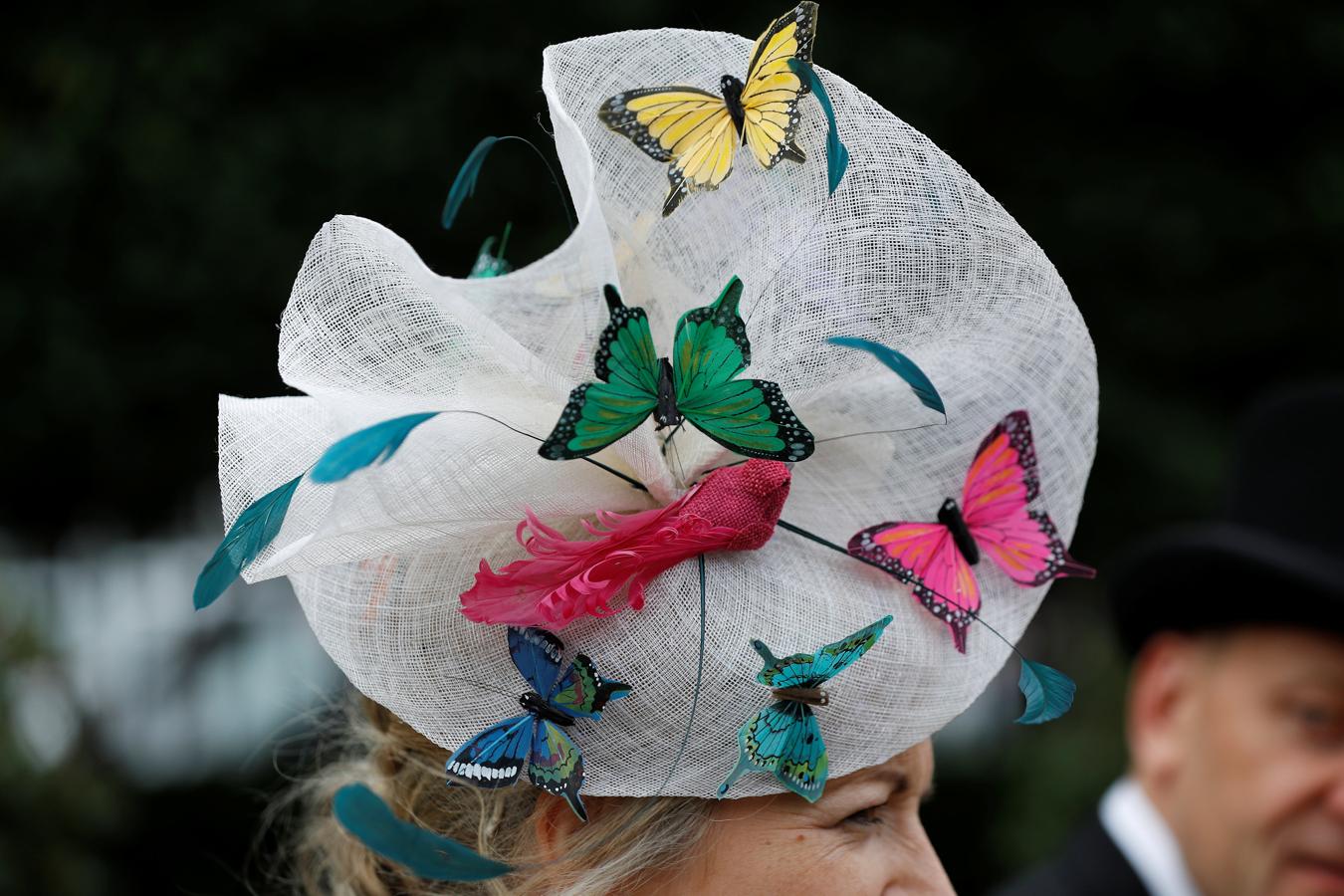 El mundo se paraliza cada año para admirar los espectaculares sombreros, de todas las formas, tamaños y colores, que lucen las invitadas a esta cita hípica. 