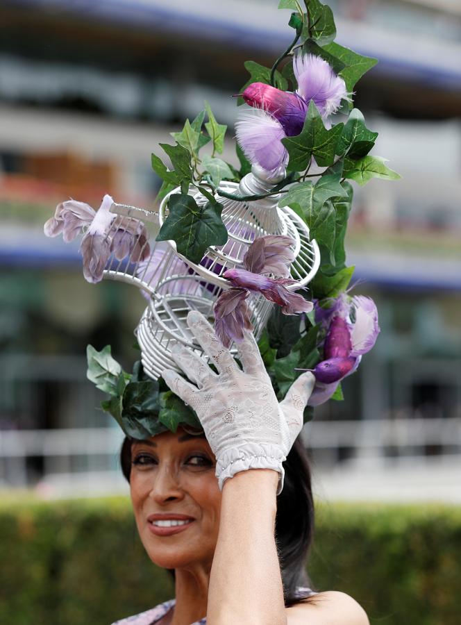 El mundo se paraliza cada año para admirar los espectaculares sombreros, de todas las formas, tamaños y colores, que lucen las invitadas a esta cita hípica. 