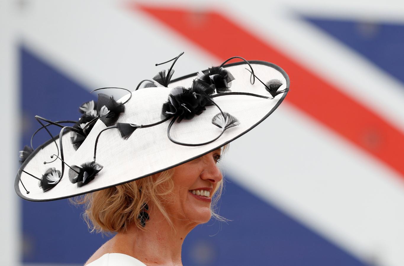 El mundo se paraliza cada año para admirar los espectaculares sombreros, de todas las formas, tamaños y colores, que lucen las invitadas a esta cita hípica. 