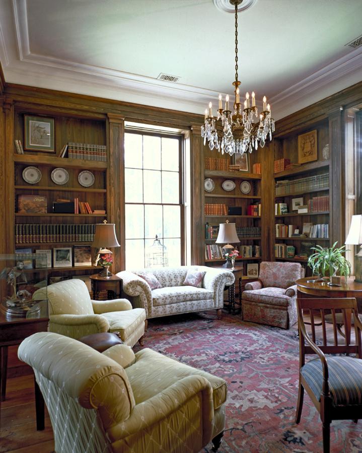 Mobiliario de lujo. Los muebles son de materiales nobles y son coherentes con el estilo arquitectónico de la casa de invitados