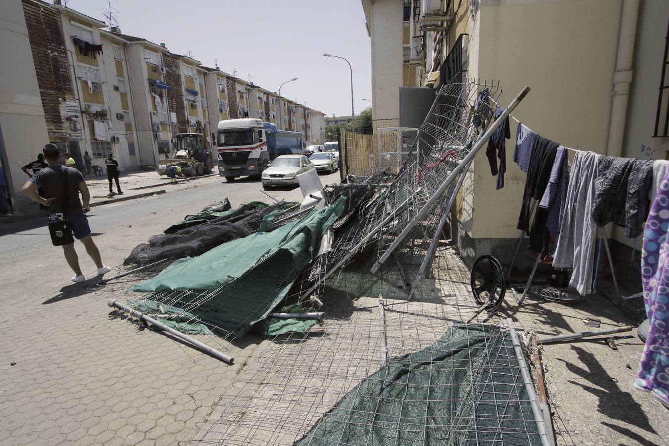 Derribo de patios ilegales en las Tres Mil, en imágenes