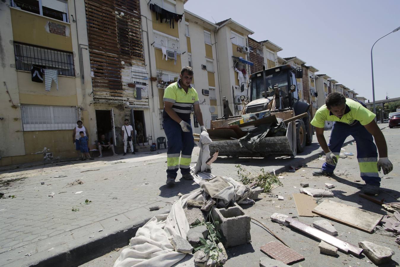 Derribo de patios ilegales en las Tres Mil, en imágenes