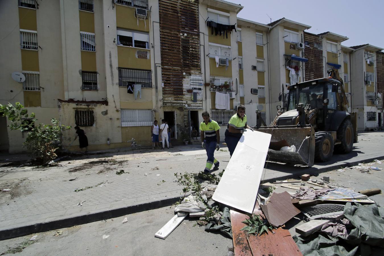 Derribo de patios ilegales en las Tres Mil, en imágenes