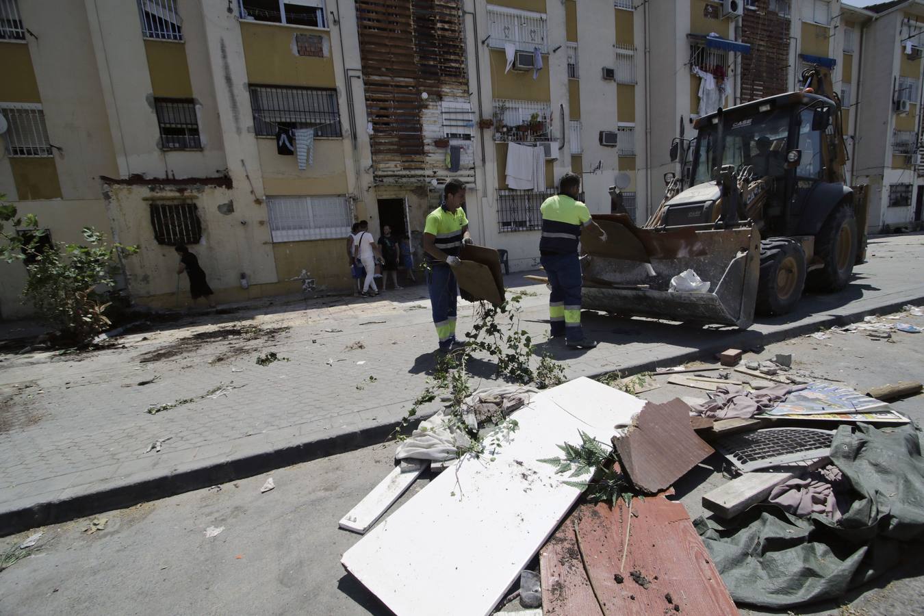 Derribo de patios ilegales en las Tres Mil, en imágenes