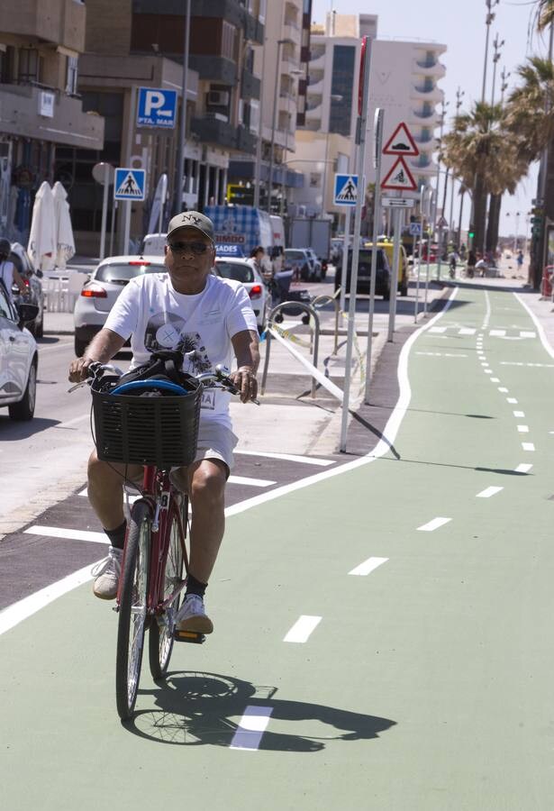 Los ciclistas ya disfrutan del nuevo carril bici de Cádiz