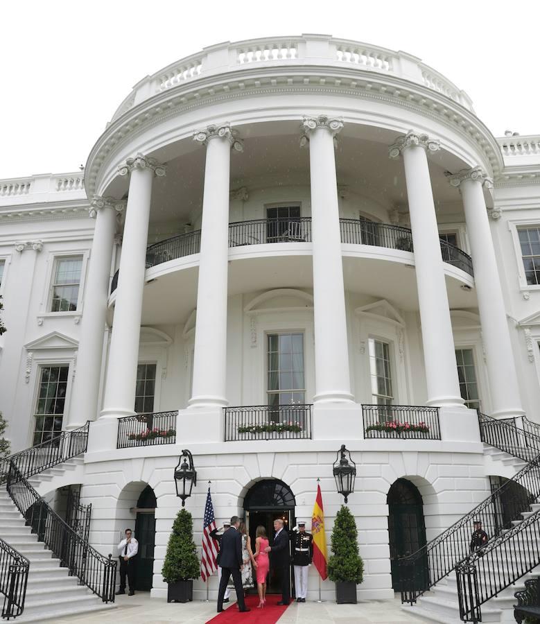 Vista de la entrada principal de la Casa Blanca durante el encuentro que el presidente de Estados Unidos, Donald Trump, su mujer, Melania, mantienen con los Reyes.. 