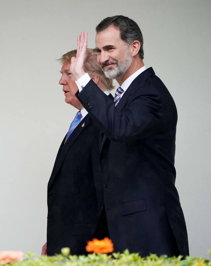 El presidente de Estados Unidos, Donald Trump, da la bienvenida a Felipe VI a la Casa Blanca.. 