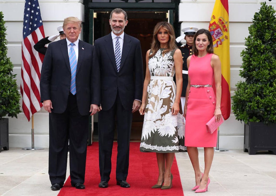 El presidente de Estados Unidos, Donald Trump, y la primera dama, Melania, reciben a los Reyes en la Casa Blanca.. 