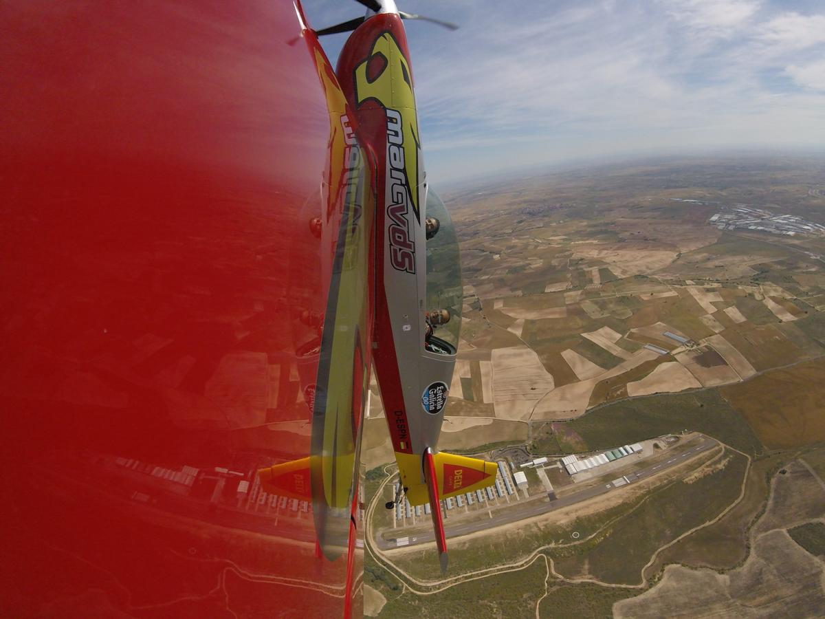 Los aviones de vuelo acrobático son los únicos que permiten un ascenso completamente vertical.. 