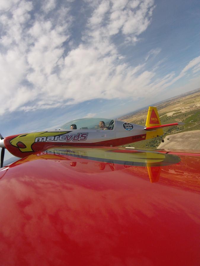 El avión despega y asciende hasta lograr una altitud segura para comenzar las maniobras.. 