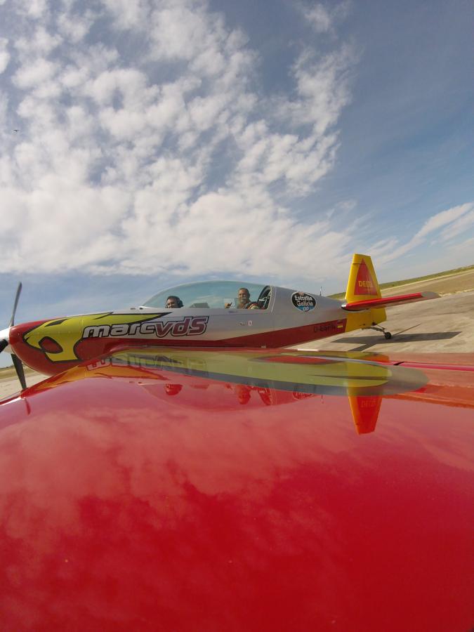 Tras la exhibición, Cástor Fantoba aterriza el avión en la pista del aeródromo de Casarrubios.. 