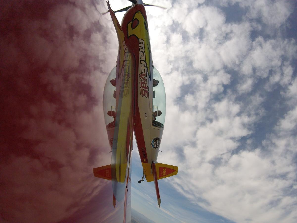 Cástor Fantoba pilota el avión haciendo una línea vertical para ganar altura,. 