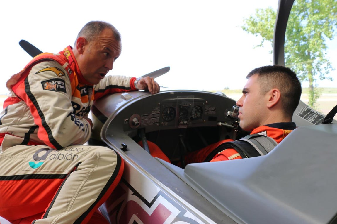 El protocolo de seguridad es una pieza vital para preservar la salud de los pilotos acrobáticos. Todos ellos van equipados con un mono ignífugo y un paracaídas.. 