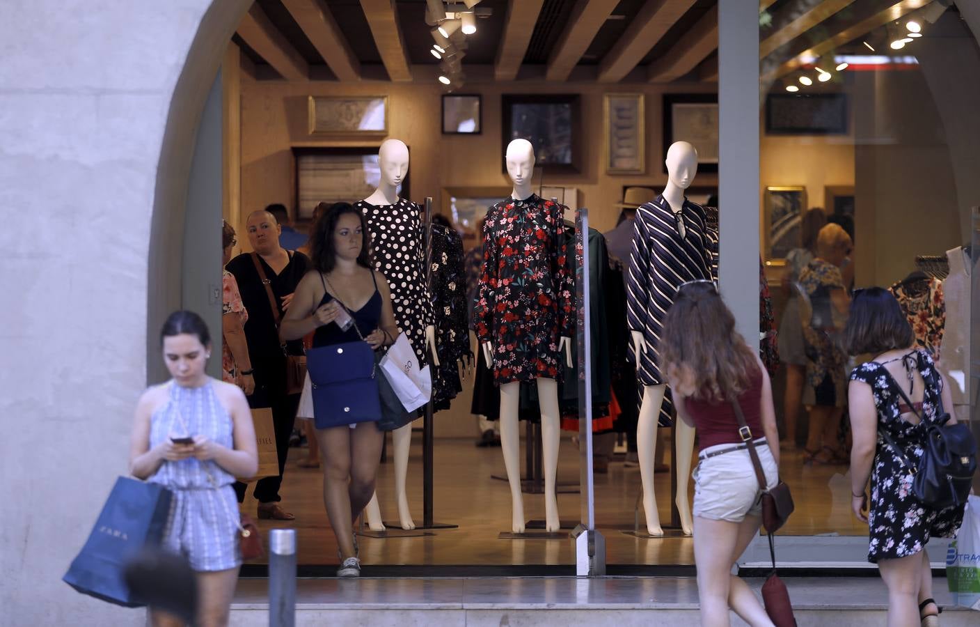 En imágenes, la «pretemporada» de rebajas en Córdoba