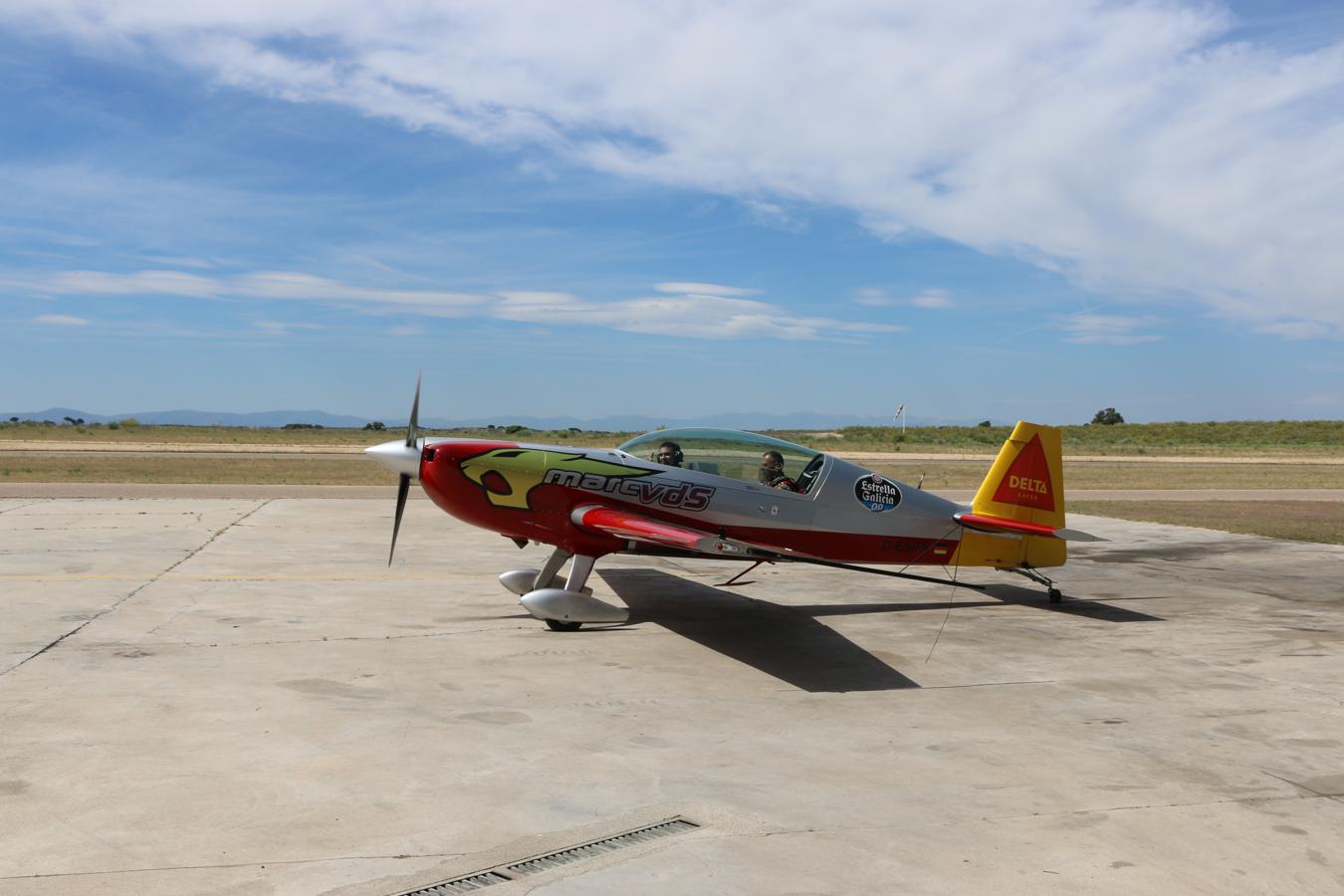 Con el avión ya caliente, Cástor Fantoba parte hacia la pista para preparase para el despegue.. 