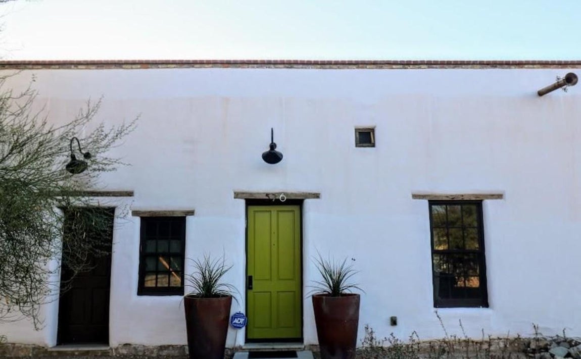 Rústica. La protagonista de «Annie Hall» acaba de comprarse esta mansión rústica en Tucson, Arizona, en pleno desierto de Sonora. La fachada es blanca, de estuco blanco fresco