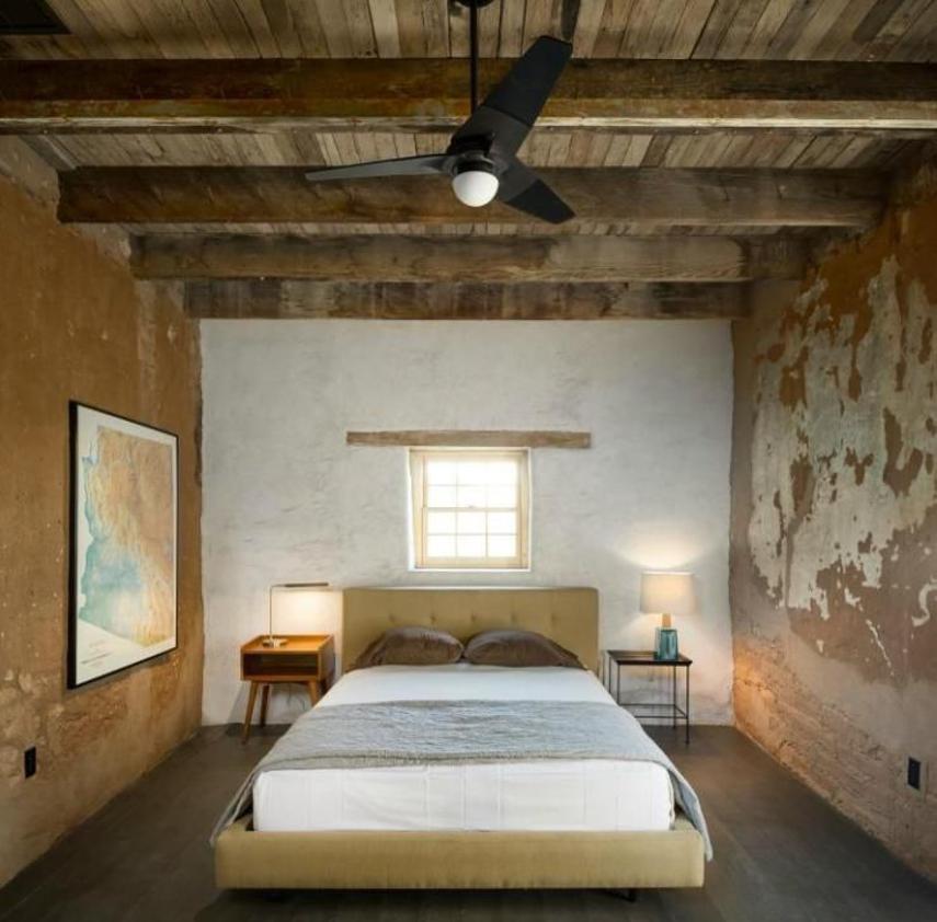 Dormitiorios. La vivienda tiene 4 dormitorios, dos de ellos en suite. También se cuentan dos oficinas que pueden cambiar su configuración para acoger huéspedes