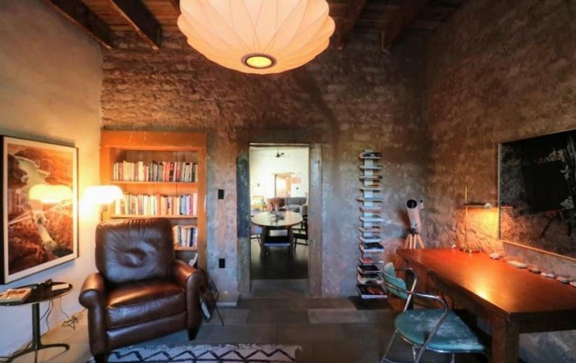 Raíces. Por dentro es de adobe y ladrillo y, por su localización y antigüedad, se trata de una casa única. Al emplazarase en terreno fronterizo la edificación tiene elementos de la cultura mexicana y estadounidense