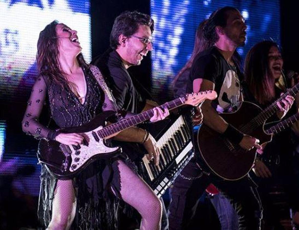 Malú. Coincidiendo con el comienzo de la temporada estival, Malú felicita el día de la música con esta foto tan rockera