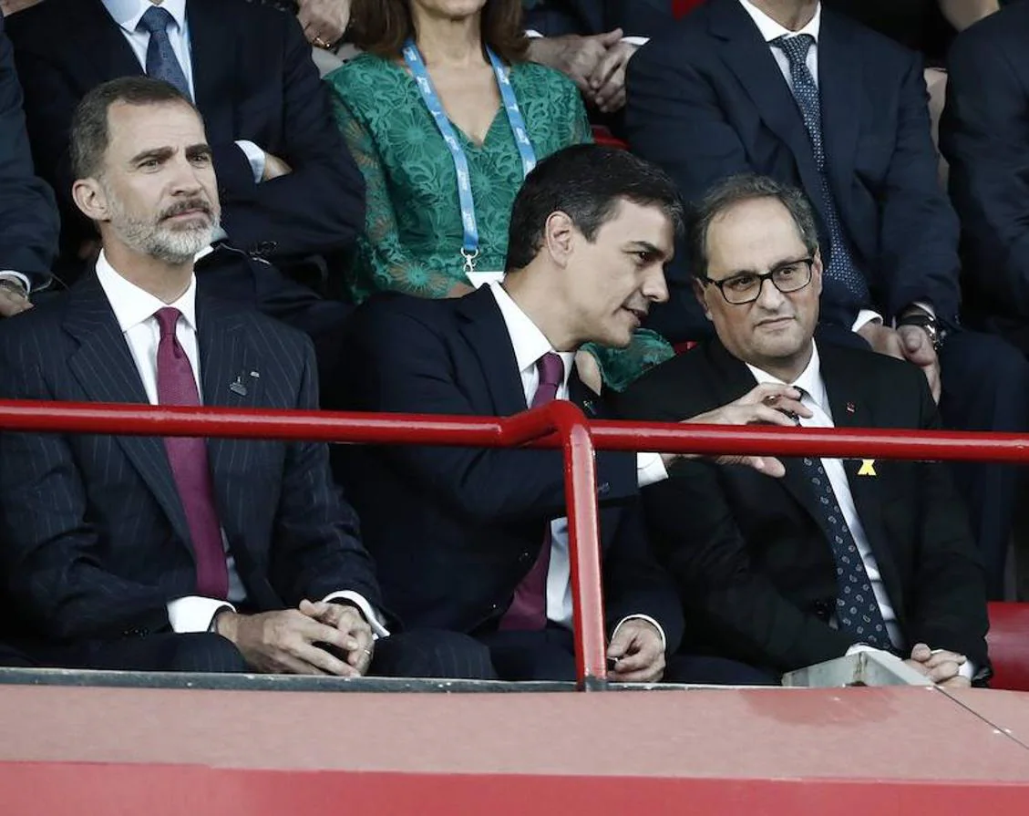 Felipe VI junto al presidente del Gobierno, Pedro Sánchez, y el presidente de la Generalitat, Quim Torra.. 
