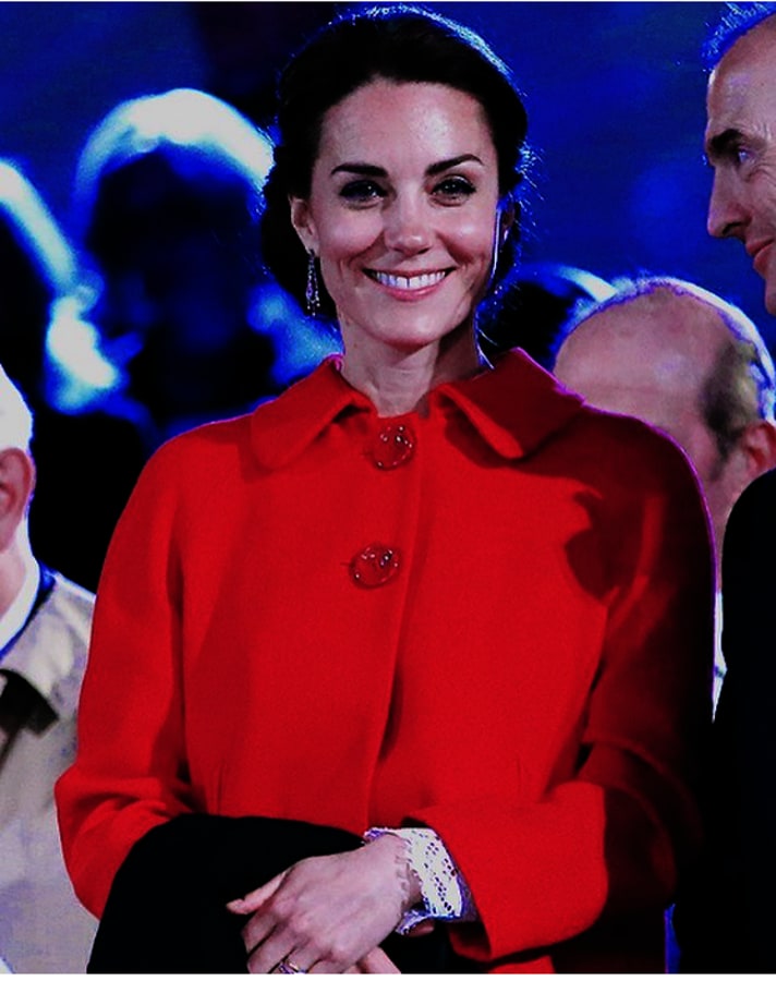 La Duquesa Catalina de Cambridge también apuesta por el rojo. La «royal» británica también se enamoró por un abrigo rojo de la marca Zara, al igual que Doña Letizia. Un duelo de reinas que ambas saben defender.