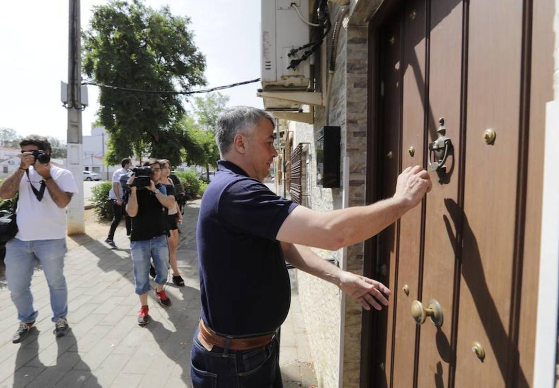 Agustín Martínez, el abogado de La Manada, abandona el domicilio de «El Prenda». 