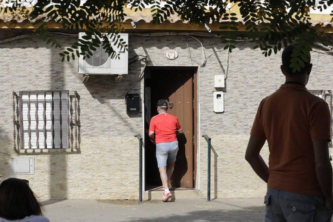 Un allegado de «El Prenda», entrando en su domicilio. 