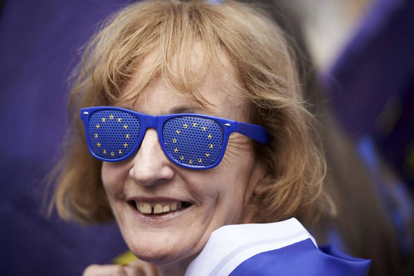Manifestación anti-Brexit. Un manifestante usa gafas con la bandera de la UE durante la Marcha Popular para exigir una votación popular sobre el acuerdo final Brexit