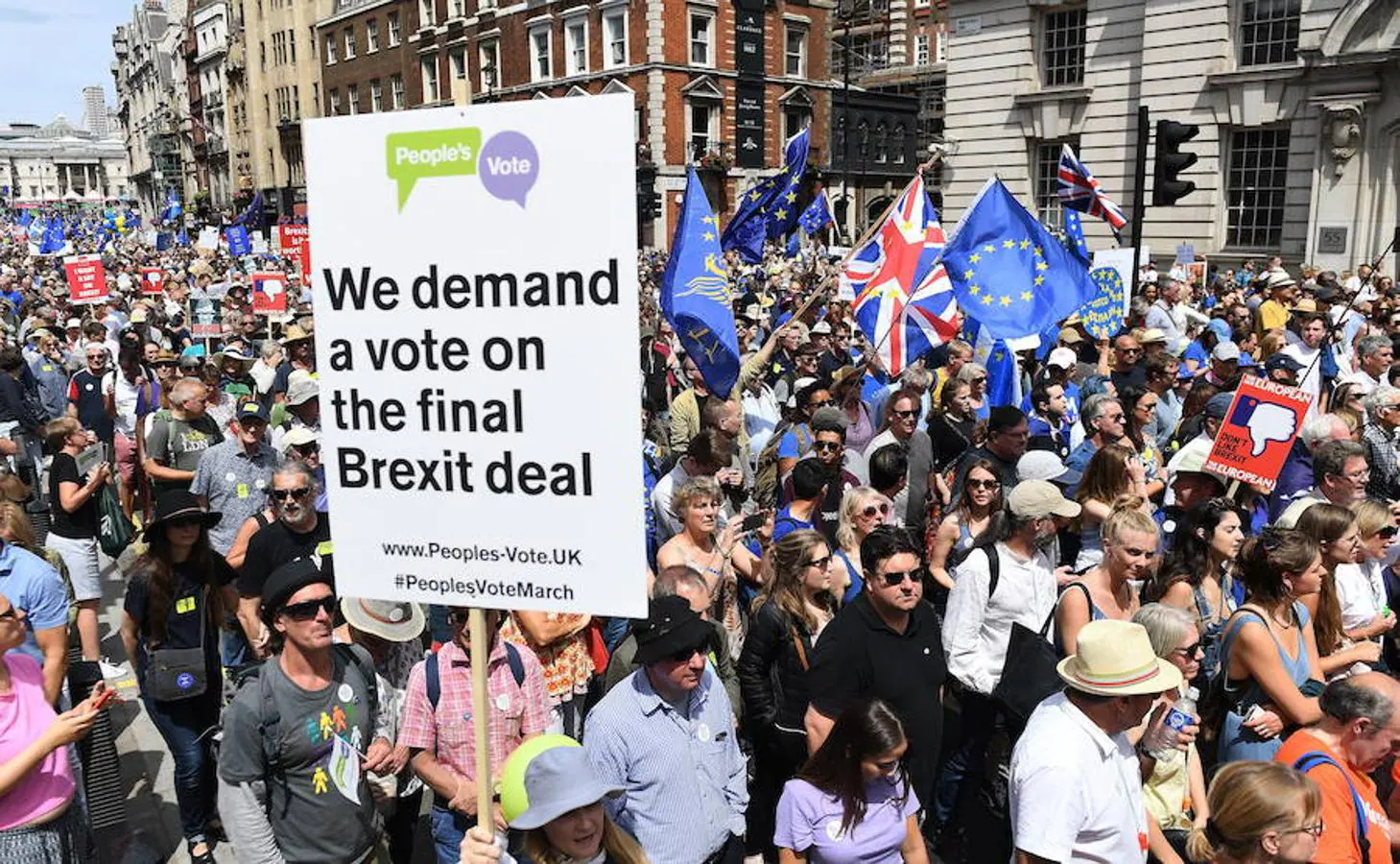 Manifestación anti-Brexit. Decenas de miles de personas se manifestaron en Londres el sábado para pedir una segunda votación sobre la salida de Gran Bretaña de la Unión Europea