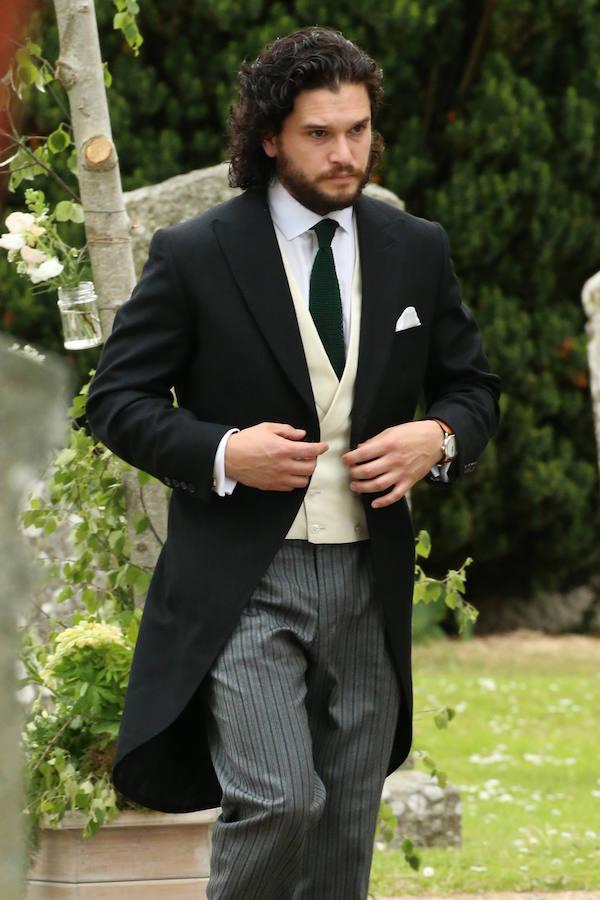 Solitario. El actor que interpreta a Jon Nieve caminaba solo hacia el altar