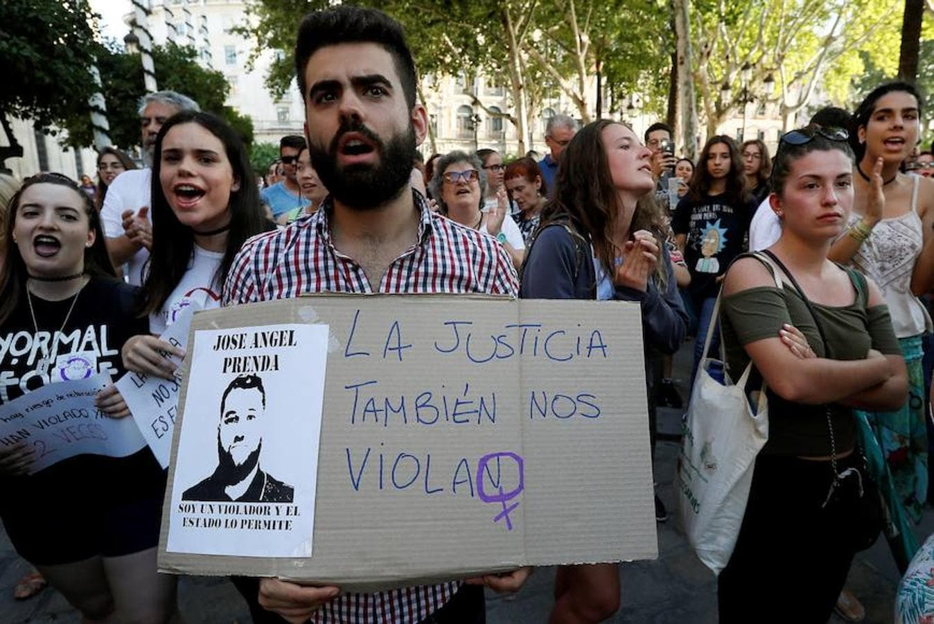 Manifestantes en Sevilla, contrarios a La Manada. 
