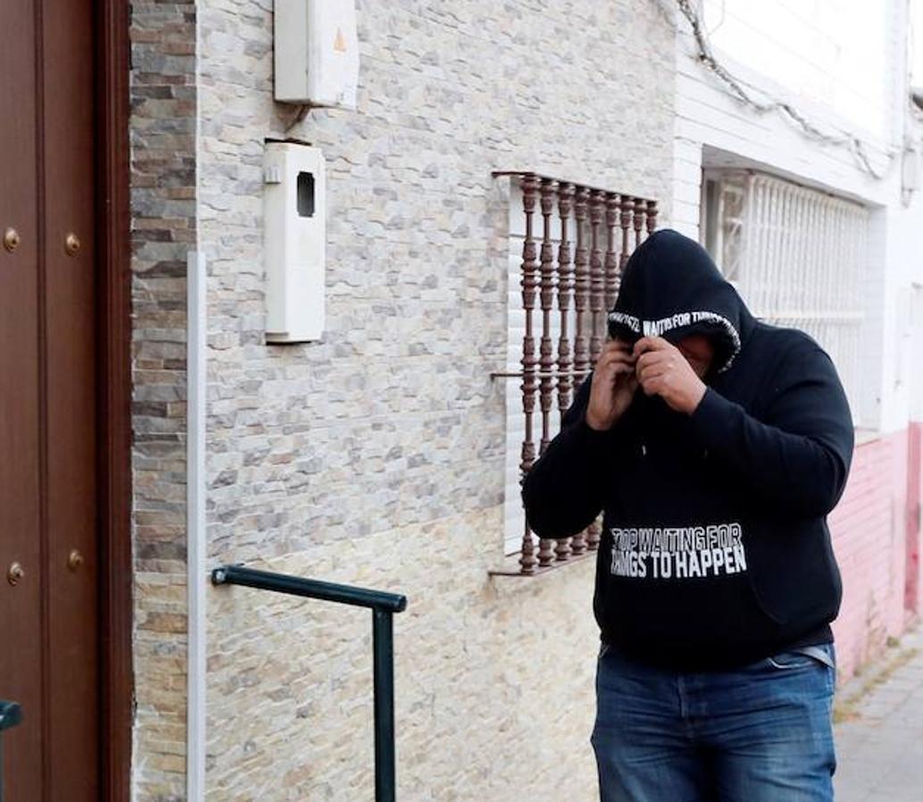 José Ángel Prenda, el cabecilla de La Manada, entrando en su domicilio de Sevilla. 