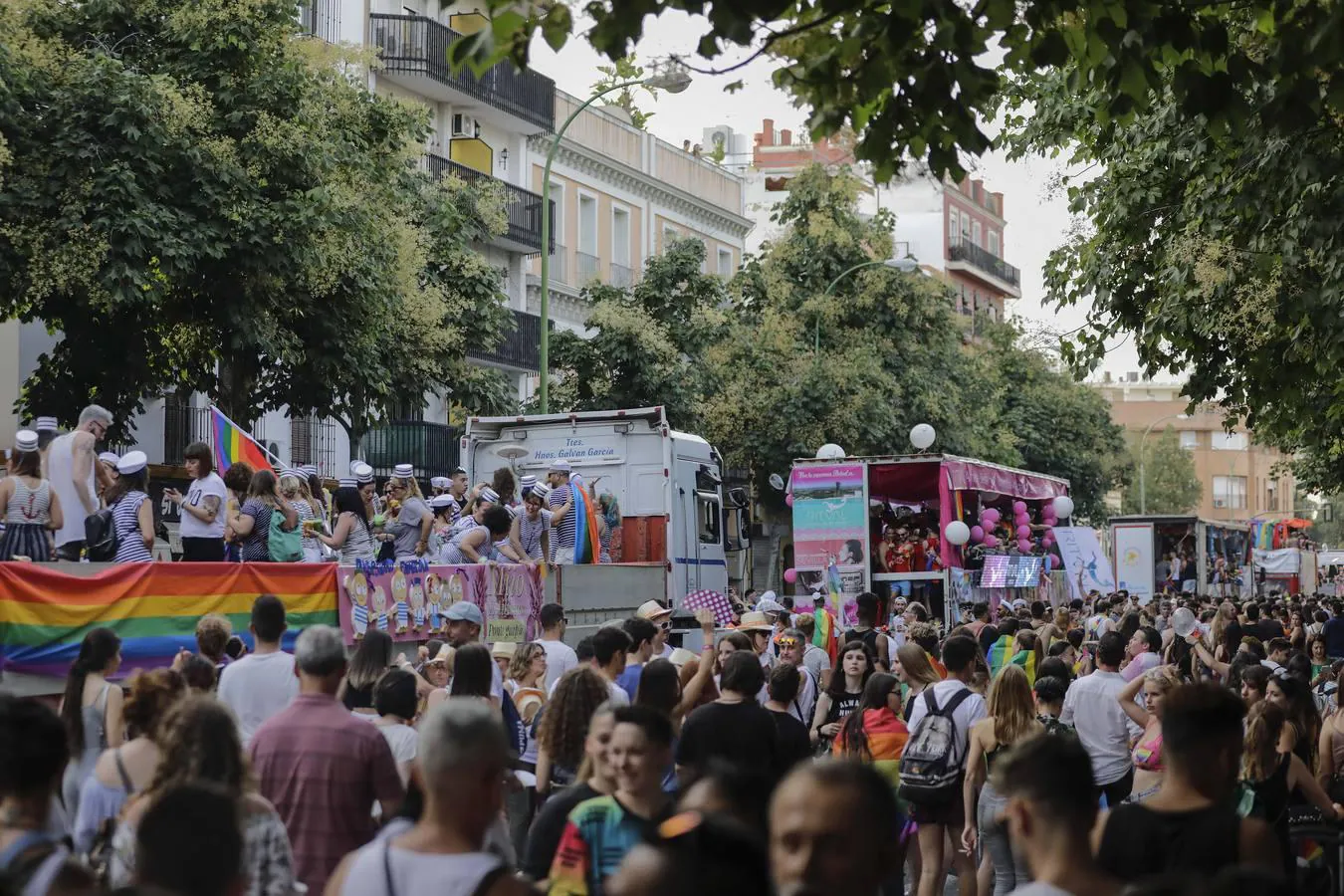 Miles de personas recorren Sevilla en la doble manifestación del Orgullo Gay