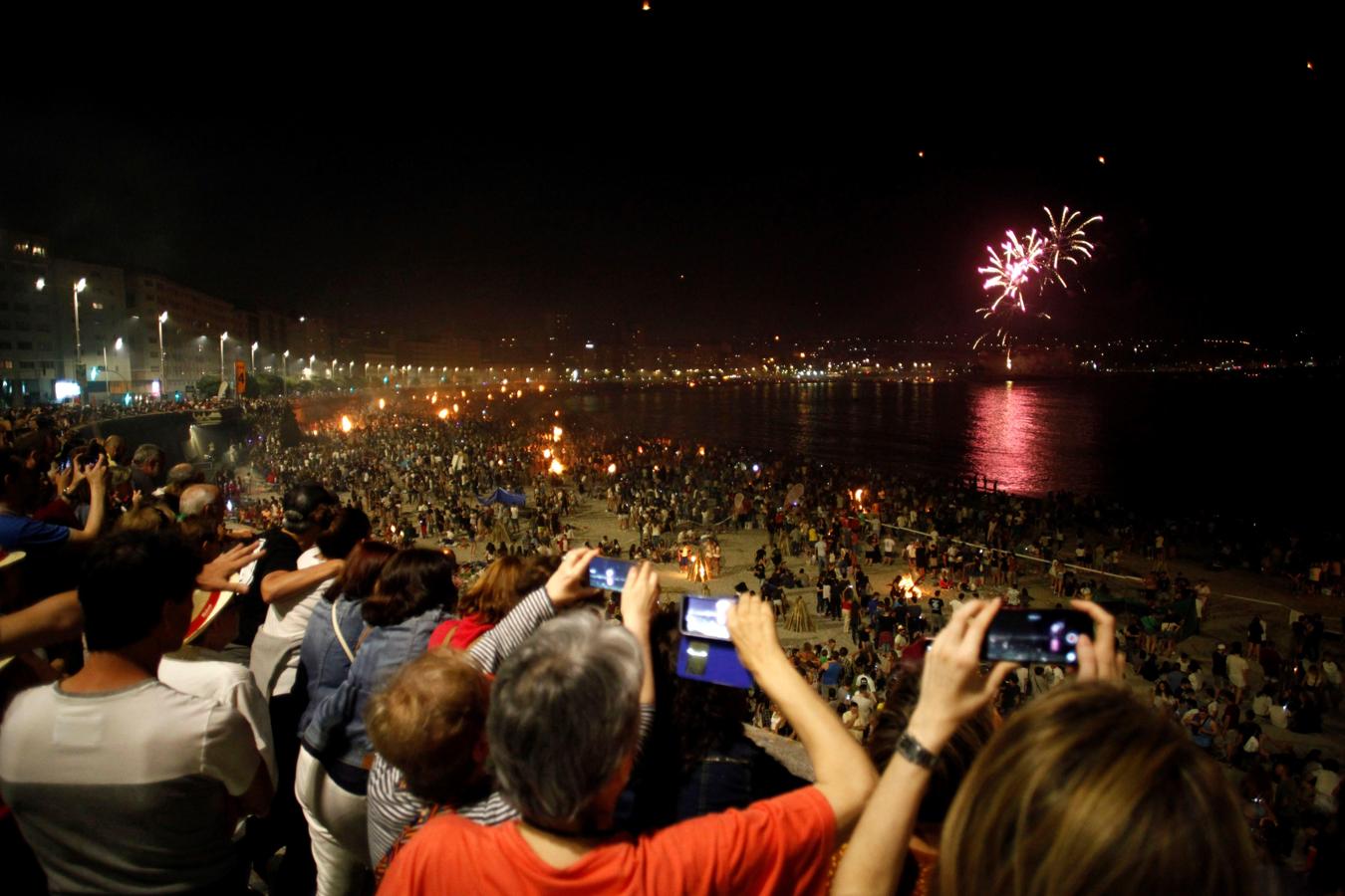 Los coruñeses abarrotaron las playas para celebrar la noche de San Juan. 